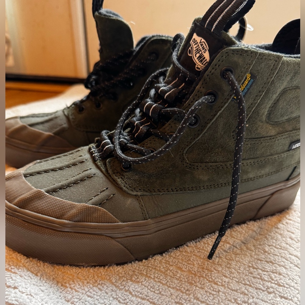 Vans Sk8-Hi Del Pato MTE-2 Women’s Size 9, never worn outside. EUC. Dark Olive.